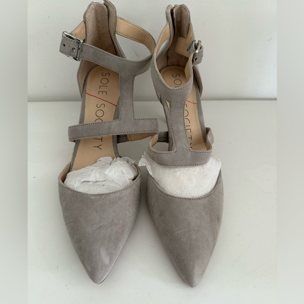 Sole Society Edelyn T-strap pump with a suede upper in light grey size 6.5/37